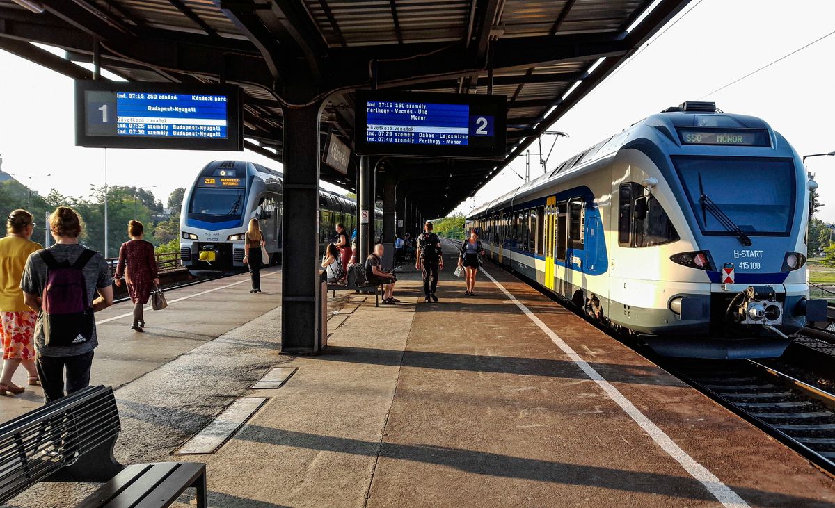 Budapest, 2022. szeptember 24.
A MÁV Start Zrt. menetrendszerű Stadler KISS típusú, kétszintes vonata (b) és egy Stadler Flirt vonata a várakozó utasok mellett a Kőbánya alsó vasútállomáson.
MTVA/Bizományosi: Róka László 
***************************
Kedves Felhasználó!
Ez a fotó nem a Duna Médiaszolgáltató Zrt./MTI által készített és kiadott fényképfelvétel, így harmadik személy által támasztott bárminemű – különösen szerzői jogi, szomszédos jogi és személyiségi jogi – igényért a fotó szerzője/jogutódja közvetlenül maga áll helyt, az MTVA felelőssége e körben kizárt.