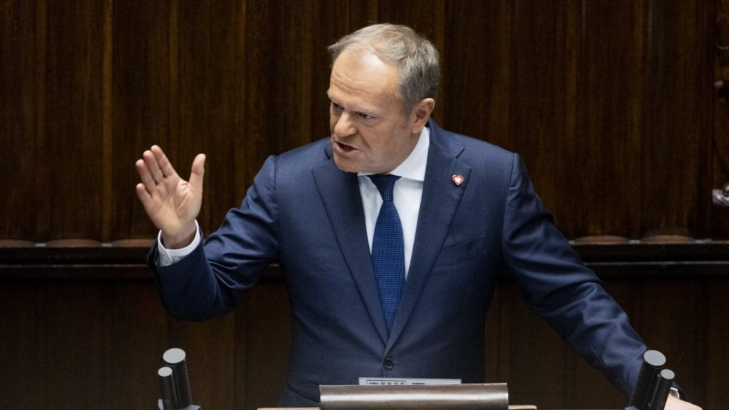 A vasúti támadást Donald Tusk Moszkva által szervezett kísérletnek nevezte, bezárják az utolsó orosz konzulátust