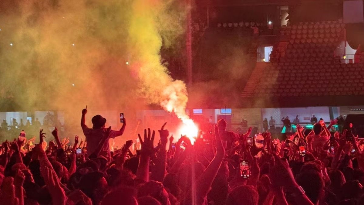 Jelzőrakétát dobtak a tömegbe az Oasis koncertjén, Liam Gallagher kiakadt + videó