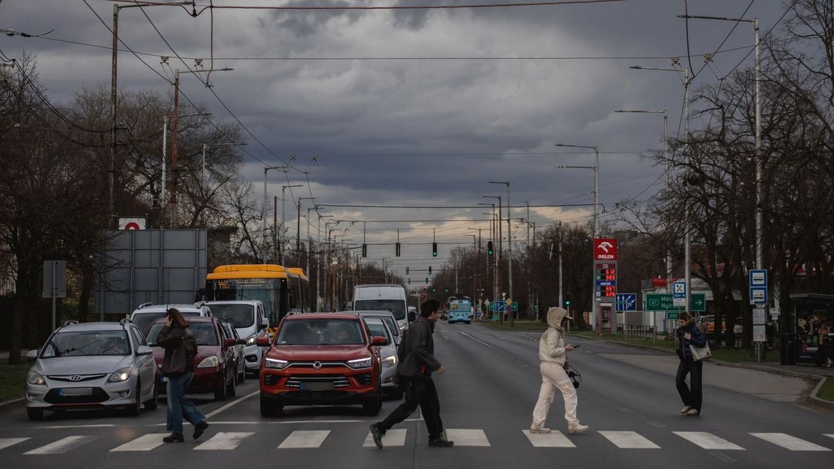 Viharos kezdet: kiadós esővel indul a november, videón mutatjuk, hol kell az esernyő