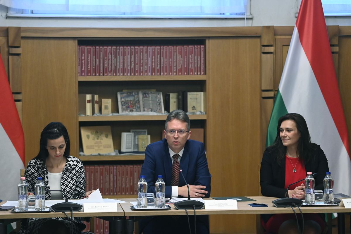 Budapest, 2025. november 14.
Hankó Balázs kulturális és innovációs miniszter (k), Koncz Zsófia, a Kulturális és Innovációs Minisztérium családokért felelős államtitkára (b) és Kardosné Gyurkó Katalin generációk közötti együttműködés segítéséért felelős miniszteri biztos (j) a családügyi kerekasztal ülésén a Kulturális és Innovációs Minisztériumban 2025. november 14-én.
MTI/Soós Lajos