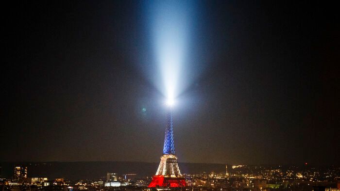 Franciaország - Eiffel-torony, amelyet a francia nemzeti zászló színeiben világítanak ki a 2015-ös párizsi terrortámadások 10. évfordulója alkalmából Párizsban