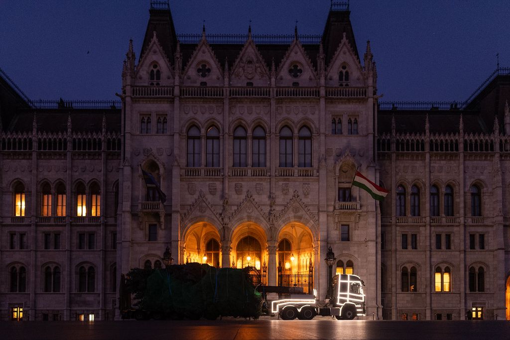 Budapest, 2025. november 24. Az ország karácsonyfája megérkezik az Országház előtti Kossuth térre 2025. november 24-én. A 31 felajánlás közül az Országgyűlés Hivatala az ibrányi, hozzávetőleg 23 méter magas 40 esztendős ezüstfenyőt talált a legszebbnek. 