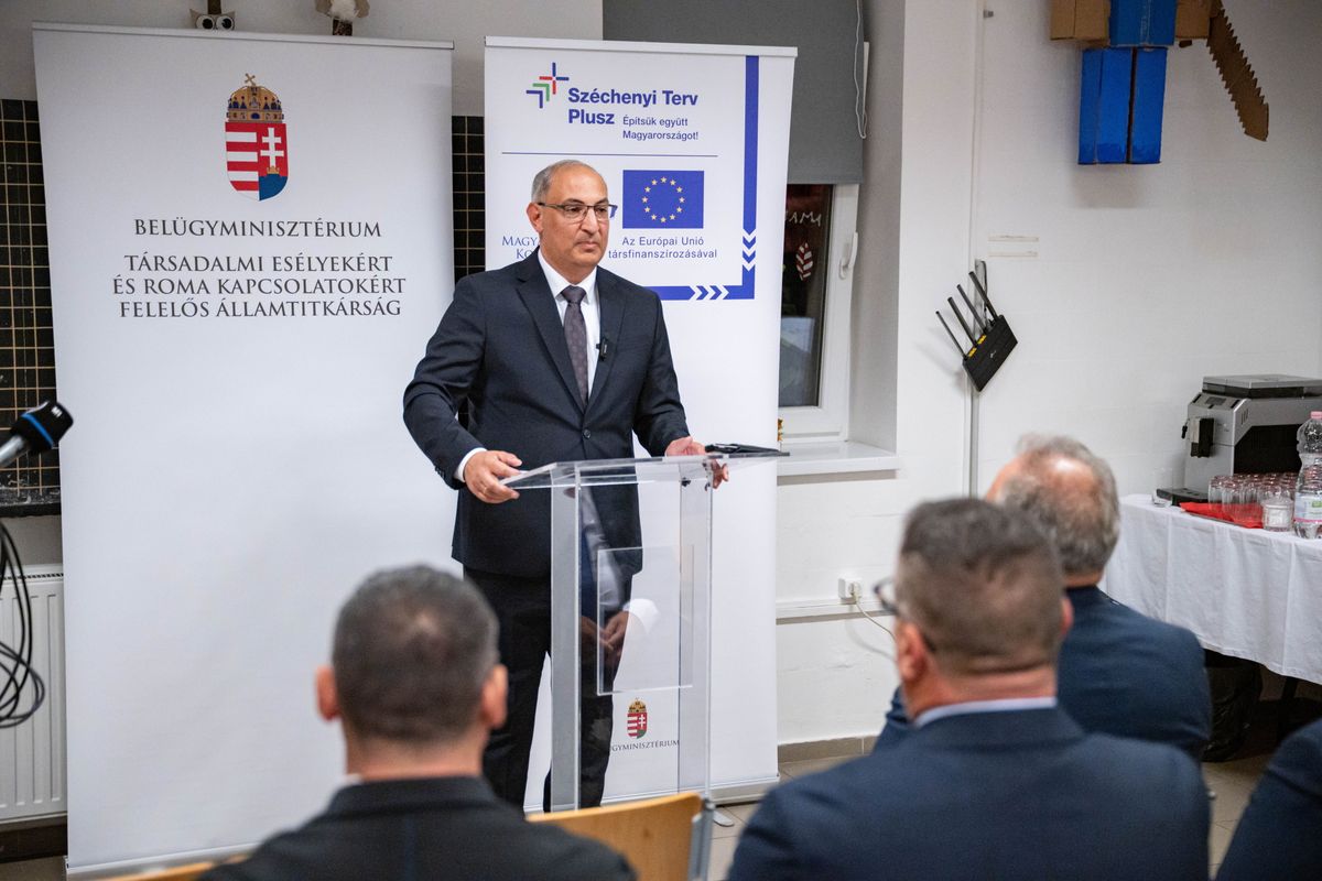 Mosonmagyaróvár, 2025. október 29.
A Belügyminisztérium által közreadott képen Sztojka Attila, a Belügyminisztérium társadalmi esélyekért és roma kapcsolatokért felelős államtitkára beszédet mond a tanoda programról tartott sajtótájékoztatón a Mosonmagyaróvári Tanodában 2025. október 29-én. 2024-ben 3,3 milliárd forinttal járult hozzá a kormány 180 tanoda működéséhez az országban.
MTI/Belügyminisztérium/Tóth Ádám