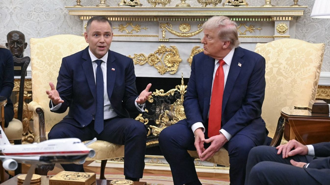 Donald Trump amerikai elnök fogadja Karol Nawrocki lengyel elnököt (balra) az Ovális Irodában a Fehér Házban, Washingtonban, 2025. szeptember 3-án (Fotó: AFP)