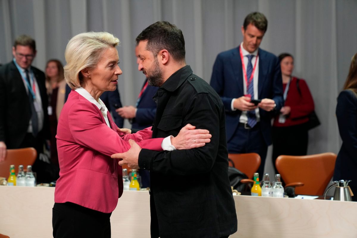 Koppenhága, 2025. október 2.
Ursula von der Leyen, az Európai Bizottság elnöke (b) és Volodimir Zelenszkij ukrán elnök az Európai Politikai Közösség (EPK) 7. csúcstalálkozójára érkezik Koppenhágában 2025. október 2-án. Az Európai Politikai Közösség tagállamainak vezetői félévente üléseznek.
MTI/EPA/Ritzau/Ida Marie Odgaard