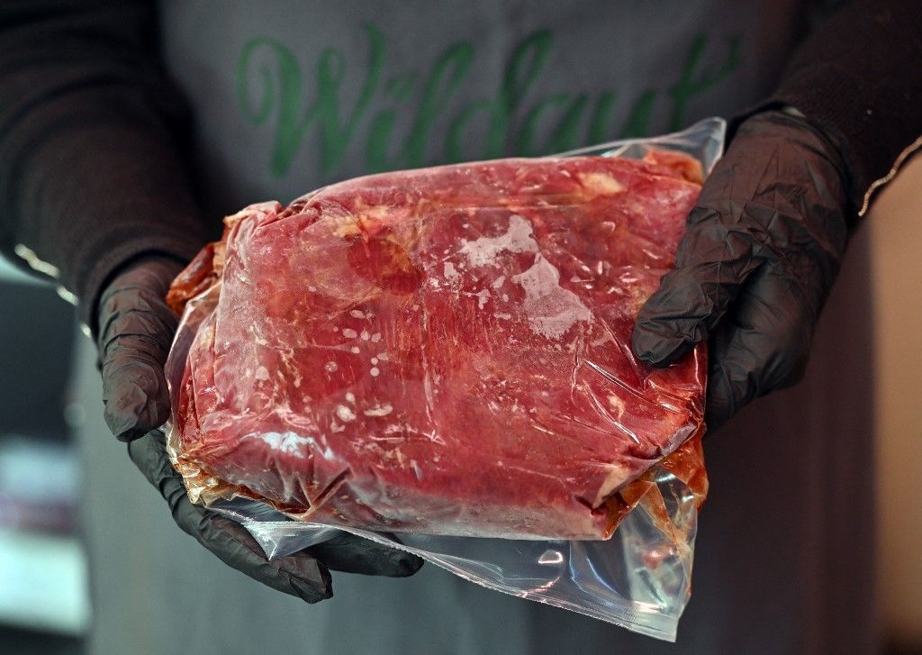 PRODUCTION - 12 January 2023, Thuringia, Erfurt: A frozen leg of venison is available at the "Wildgut" game store at Forsthaus Willrode near Erfurt. The game store at the Erfurt-Willrode forestry office sells specialties made from game meat. Photo: Martin Schutt/dpa (Photo by MARTIN SCHUTT / dpa Picture-Alliance via AFP), vadhús