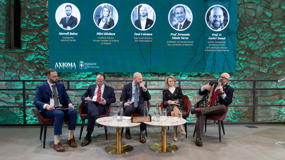 Päivi Räsänen parlamenti képviselő, a finn Kereszténydemokraták korábbi elnöke és egykori belügyminiszter a „Mit jelent embernek lenni?” című konferencián, amelyet az Axioma Központ és a Pázmány Péter Katolikus Egyetem szervezett