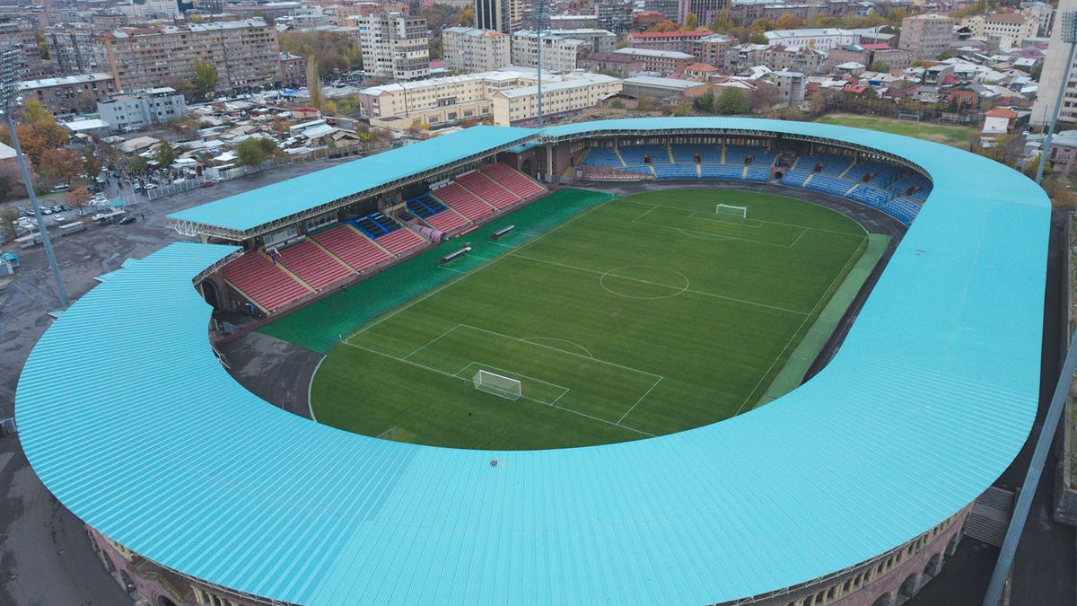 Minden szegletében a szovjet időket idézi az örmény-magyar meccs stadionja + videó