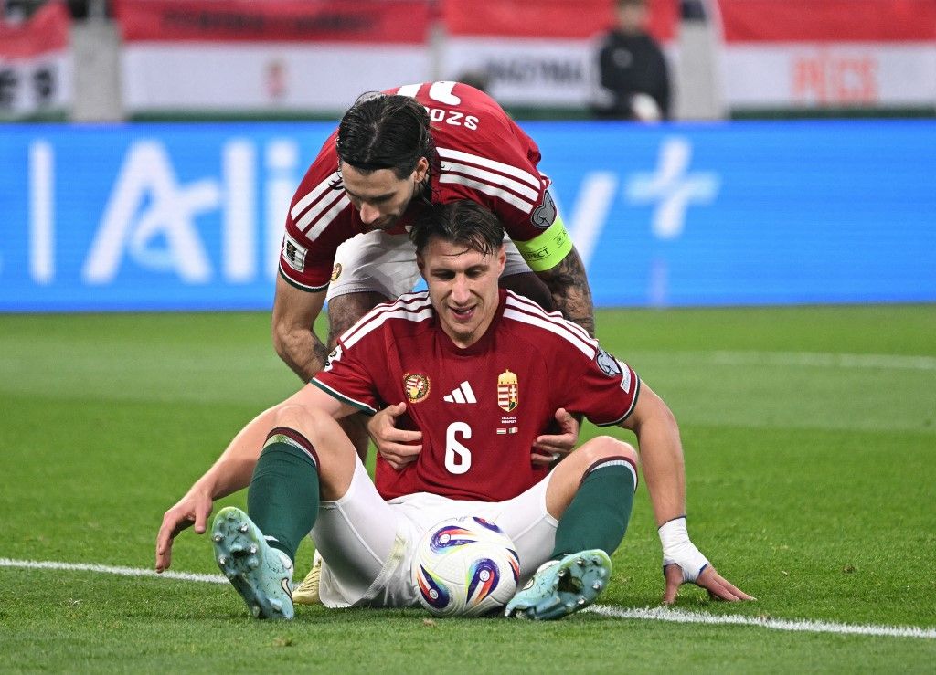 Szoboszlai Dominik próbálja talpra állítani a padlóra került Willi Orbánt az írek ellen