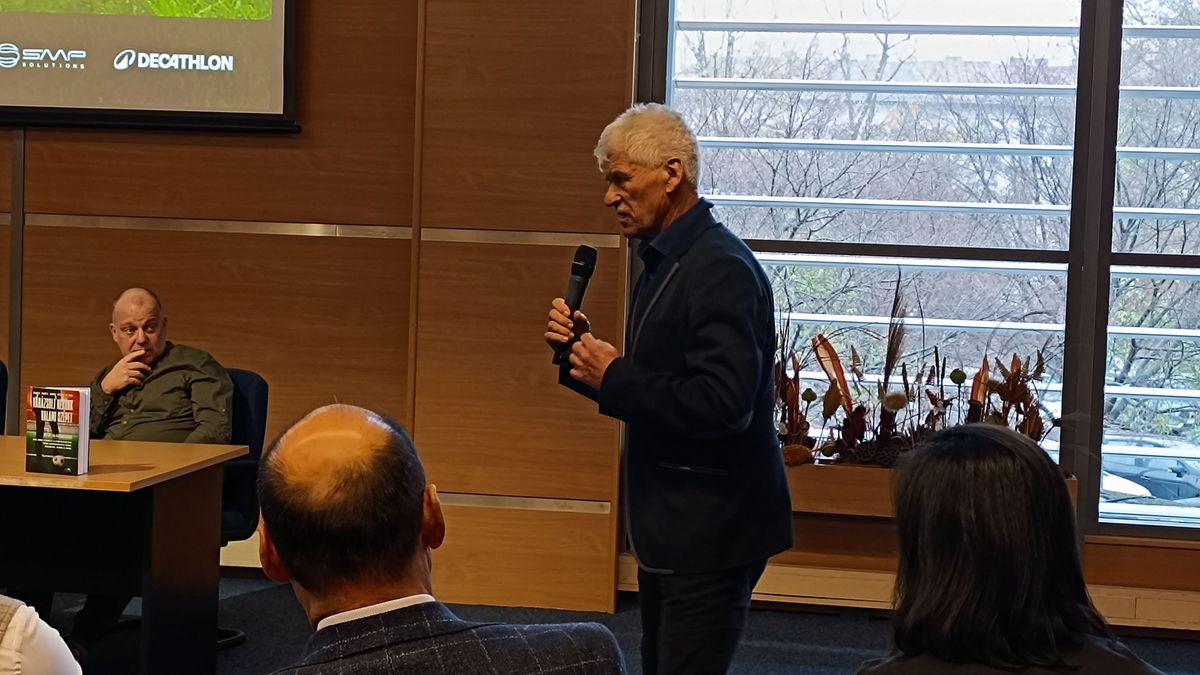 Csank János a beszéde alatt sokszor mosolygásra fakasztotta a közönséget. 