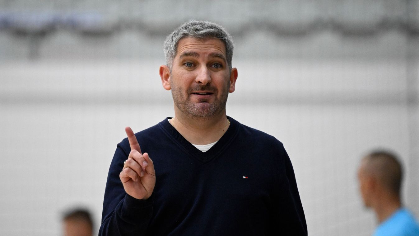 futsal
Budapest, 2025. november 11.
Sergio Mullor Cabrera, a magyar válogatott szövetségi kapitánya a Magyarország - Litvánia felkészülési futsalmérkőzésen a Sterbinszky Amália Sportcsarnokban 2025. november 11-én.
MTI/Bodnár Boglárka