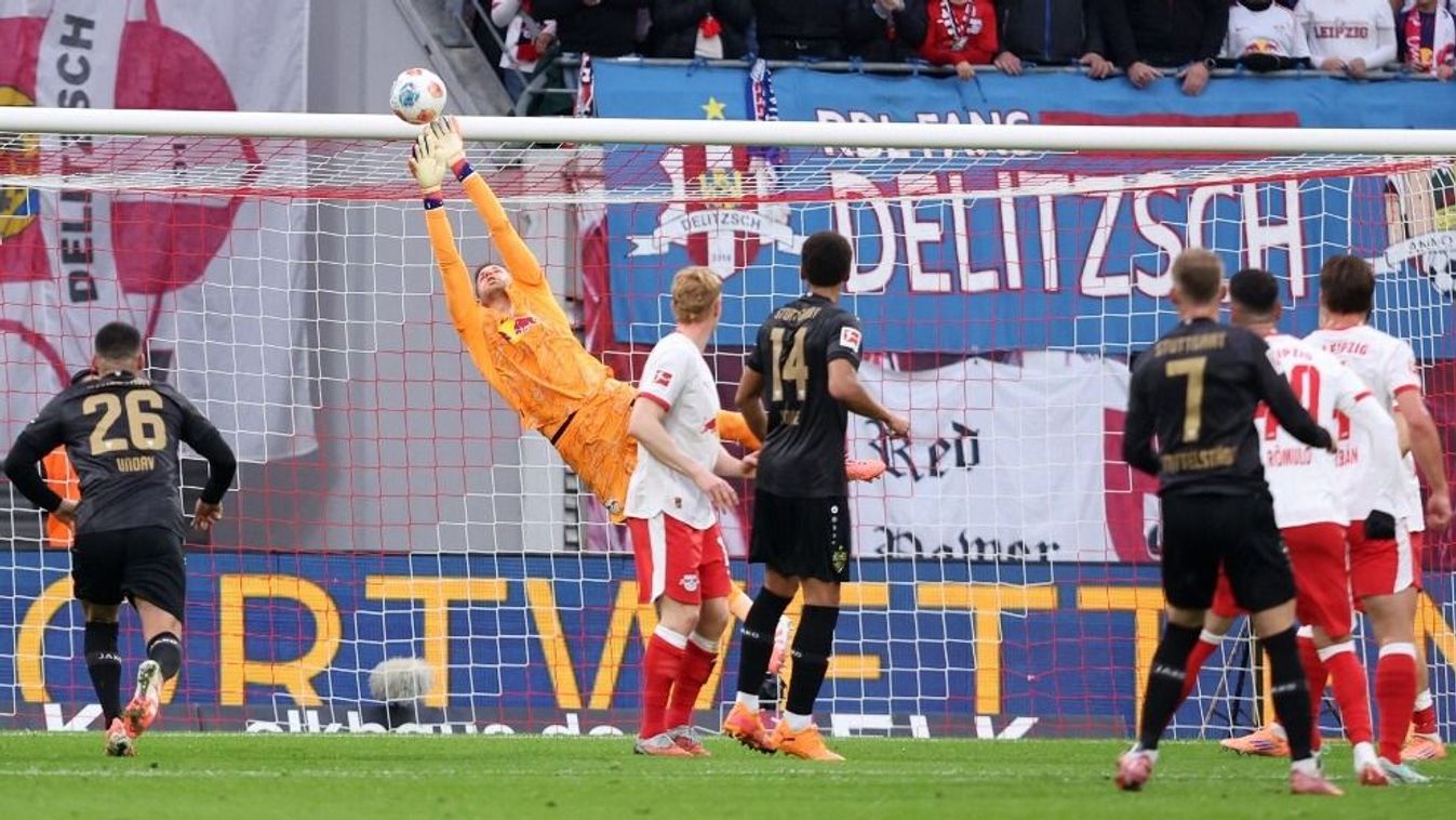 Gulácsi Péter állt a lipcsei kapuban a Leipzig Stuttgart elleni Bundesliga-mérkőzésén Gulácsi, Leipzig's Hungarian goalkeeper #01 Peter Gulacsi (2L) saves the ball by Stuttgart's German defender #07 Maximilian Mittelstaedt (front 3R) during the German fir