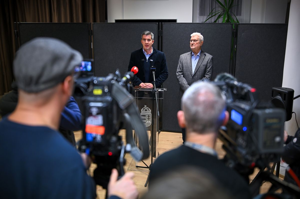 Komádi, 2025. november 17.
Kocsis Máté, a Fidesz parlamenti frakcióvezetője (b) és Vitányi István, a térség fideszes országgyűlési képviselője sajtótájékoztatót tart a kormánypártok országjárásának fóruma előtt a hajdú-bihari Komádiban 2025. november 17-én.
MTI/Czeglédi Zsolt