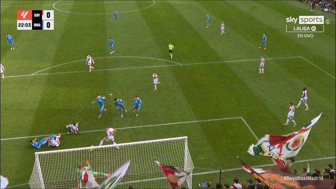 Itt jobb lett volna, ha nem Vinícius Júnior lövi el a labdát...