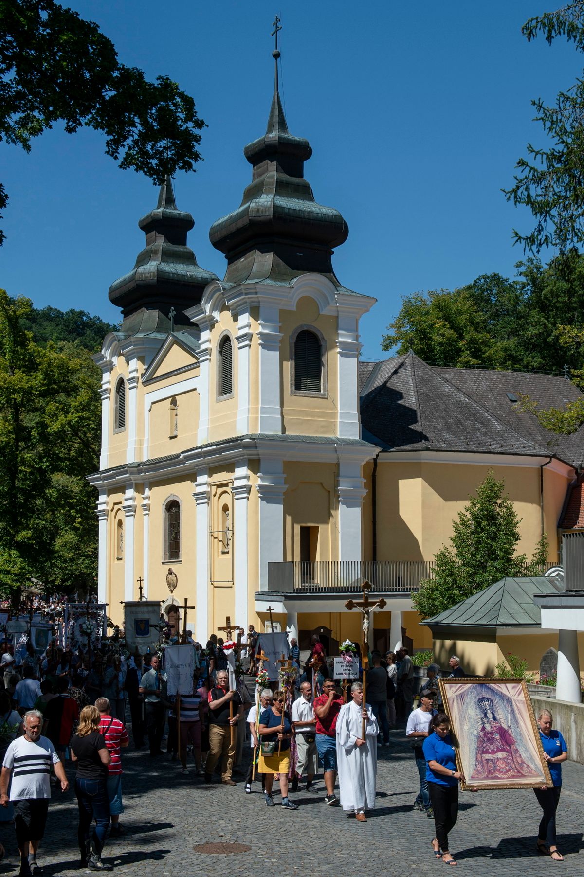 Mátraverebély, 2023. augusztus 13.
Körmenet résztvevői a mátraverebély-szentkúti nemzeti kegyhelyen tartott ünnepi szentmisén a Nagyboldogasszony főbúcsú vasárnapján, 2023. augusztus 13-án.
MTI/Komka Péter