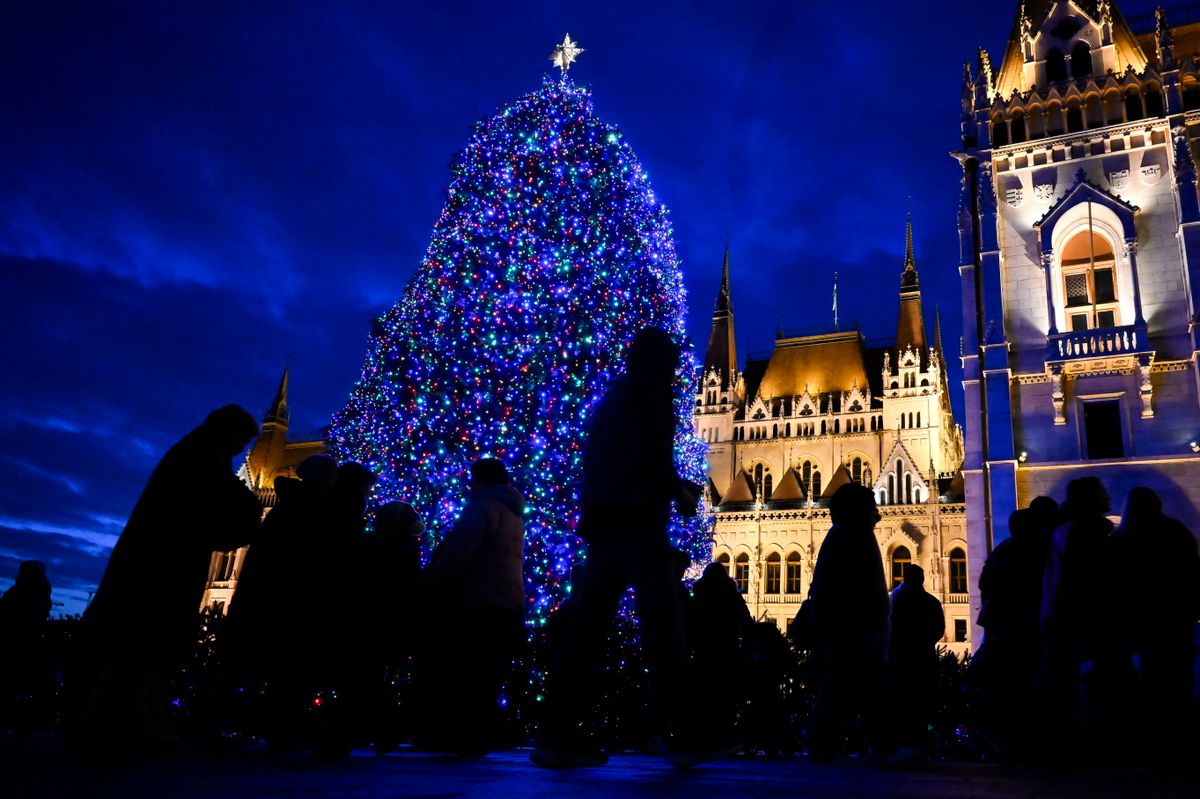 Budapest, 2025. november 30.
Fényfüzér az ország karácsonyfáján a felkapcsolása napján, advent első vasárnapján az Országház előtti Kossuth Lajos téren 2025. november 30-án. A karácsonyfát egy 130 centiméteres, 25 kilogramm súlyú betlehemi csillag ékesíti és egy 16 ezer energiatakarékos, színes LED izzókat tartalmazó, 2500 folyóméternyi fényfüzér világítja meg.
MTI/Hegedüs Róbert