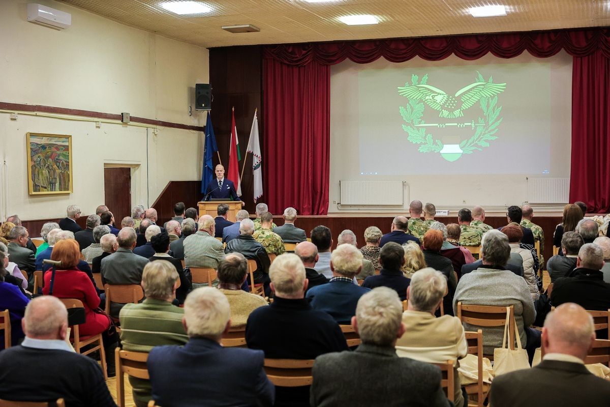 A tárcavezető több, a nyugállományú katonákat érintő intézkedést is bejelentett, amelyekkel a kormány a hazáért tett szolgálatukat szeretné méltányolni. (Fotó: Krizsán Csaba/MTI)
