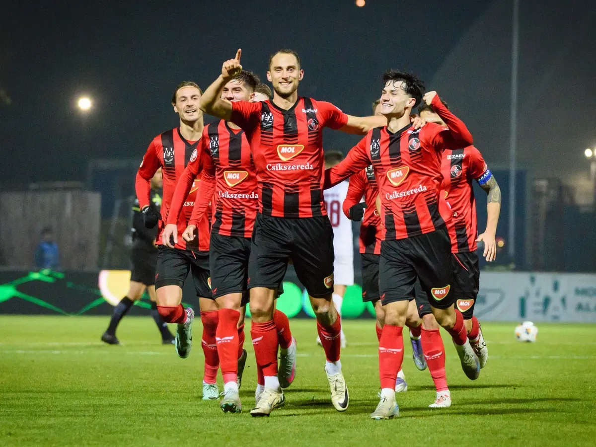 Eppel Márton lövi a gólokat, gyorsan közönségkedvenc lett az FK Csíkszereda csapatában. Titkon számít Marco Rossi hívására, újra játszana a magyar válogatottban
