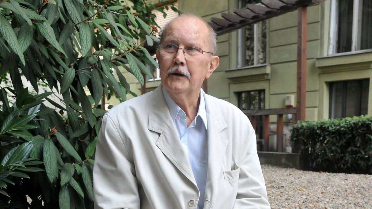 Budapest, 2011. szeptember 15.
Makovecz Imre Kossuth-díjas építész. A felvétel a Makovecz Imre szakrális épületeit bemutató kiállítás megnyitóján készült, a budapesti Várnegyed Galéria elõtt.
MTI Fotó: Soós Lajos