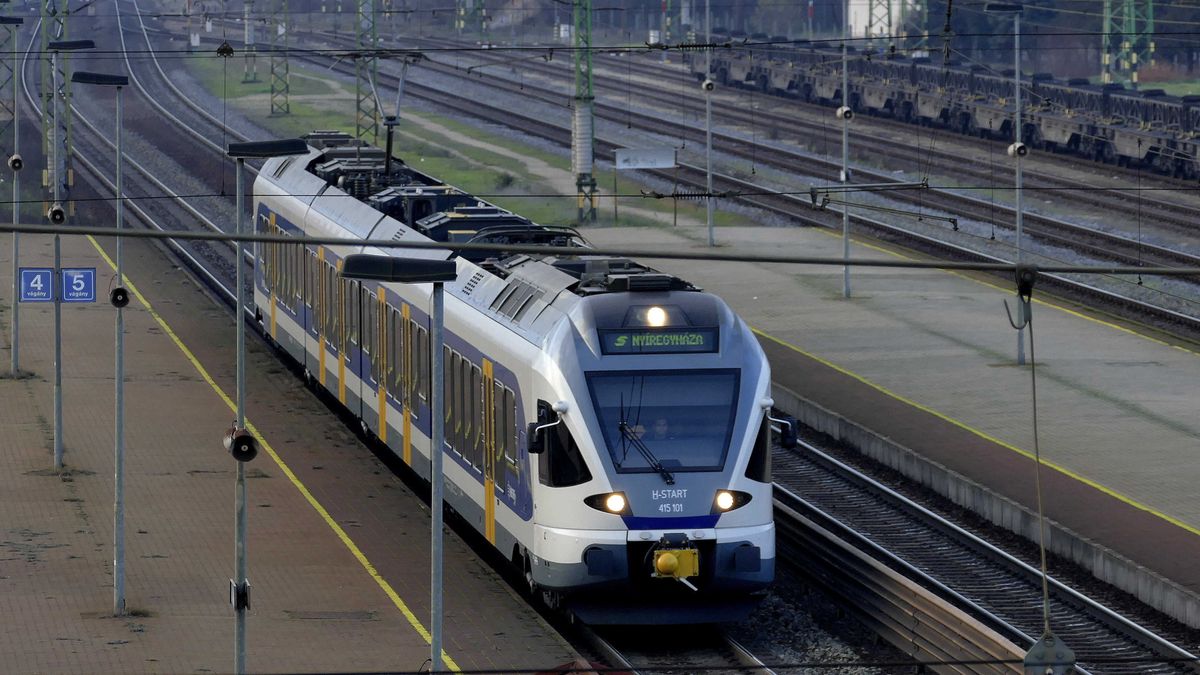 Cegléd, 2022. december 7.
A MÁV Start Zrt. egyik, a főváros Nyugati pályaudvaráról érkező és Nyíregyházára tartó Stadler FLIRT személyvonata megérkezik az alföldi város vasútállomására.
MTVA/Bizományosi: Jászai Csaba 
***************************
Kedves Felhasználó!
Ez a fotó nem a Duna Médiaszolgáltató Zrt./MTI által készített és kiadott fényképfelvétel, így harmadik személy által támasztott bárminemű – különösen szerzői jogi, szomszédos jogi és személyiségi jogi – igényért a fotó szerzője/jogutódja közvetlenül maga áll helyt, az MTVA felelőssége e körben kizárt.