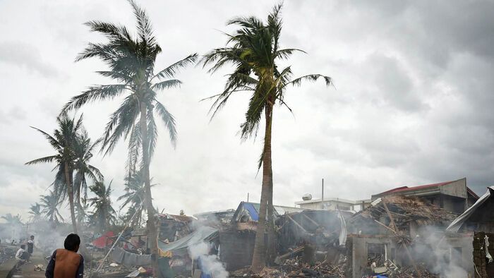 Fülöp-szigetek - Összedőlt házak a Fung-wong szupertájfun pusztítása után