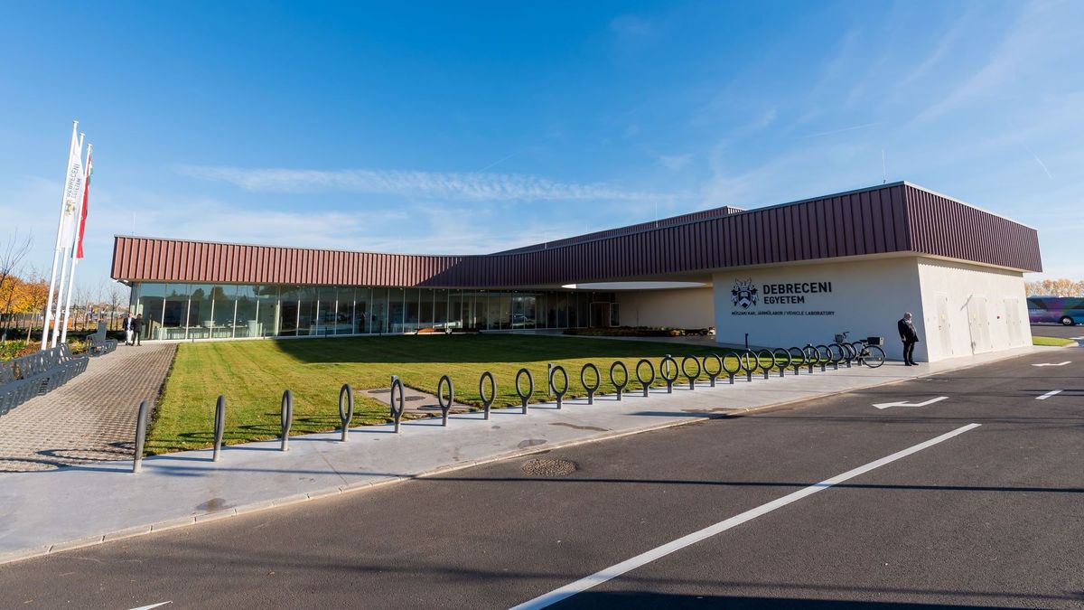 Csúcstechnológiás járműipari kutatóközpont nyílt Debrenceben