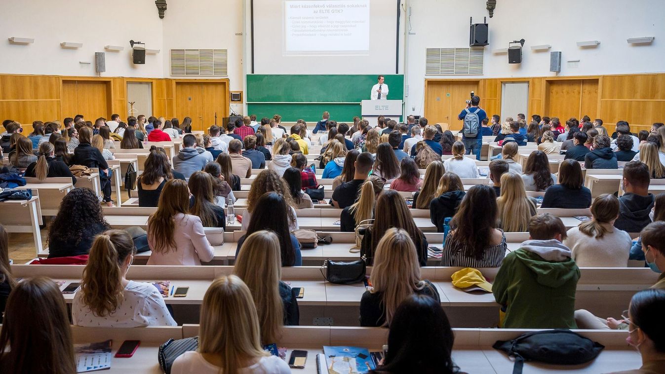 Covid, járvány, szájmaszk, vírus, védekezés, közösség, 
ELTE Feszt Pályaválasztó fesztivál az ELTE Astoria - Trefort-kerti Campus
egyetem egyetemista felsooktatas felsőoktatás tanuló tanár diák hallgató fiatalok tanulás oktatás
2021.10.08
fotó: Németh And