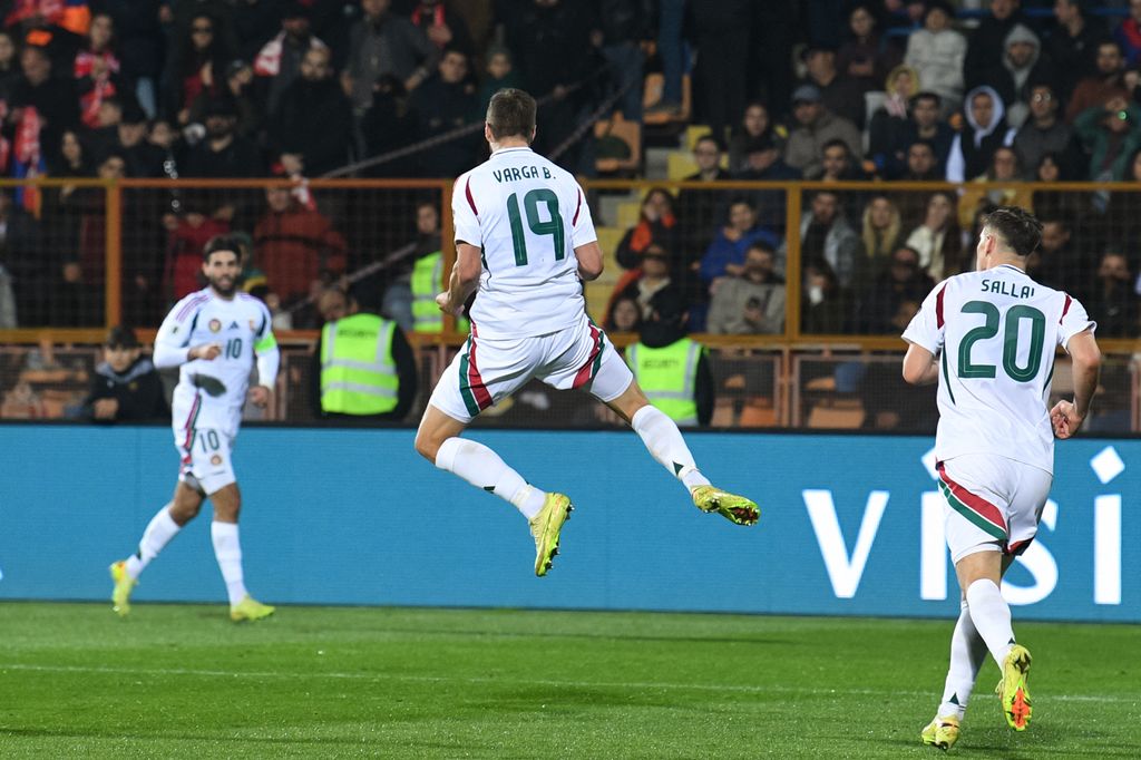 Varga Barnabás ünnepli a gólját. Szoboszlai beadásából fejelte a magyar válogatott vezetőgólját Jerevánban