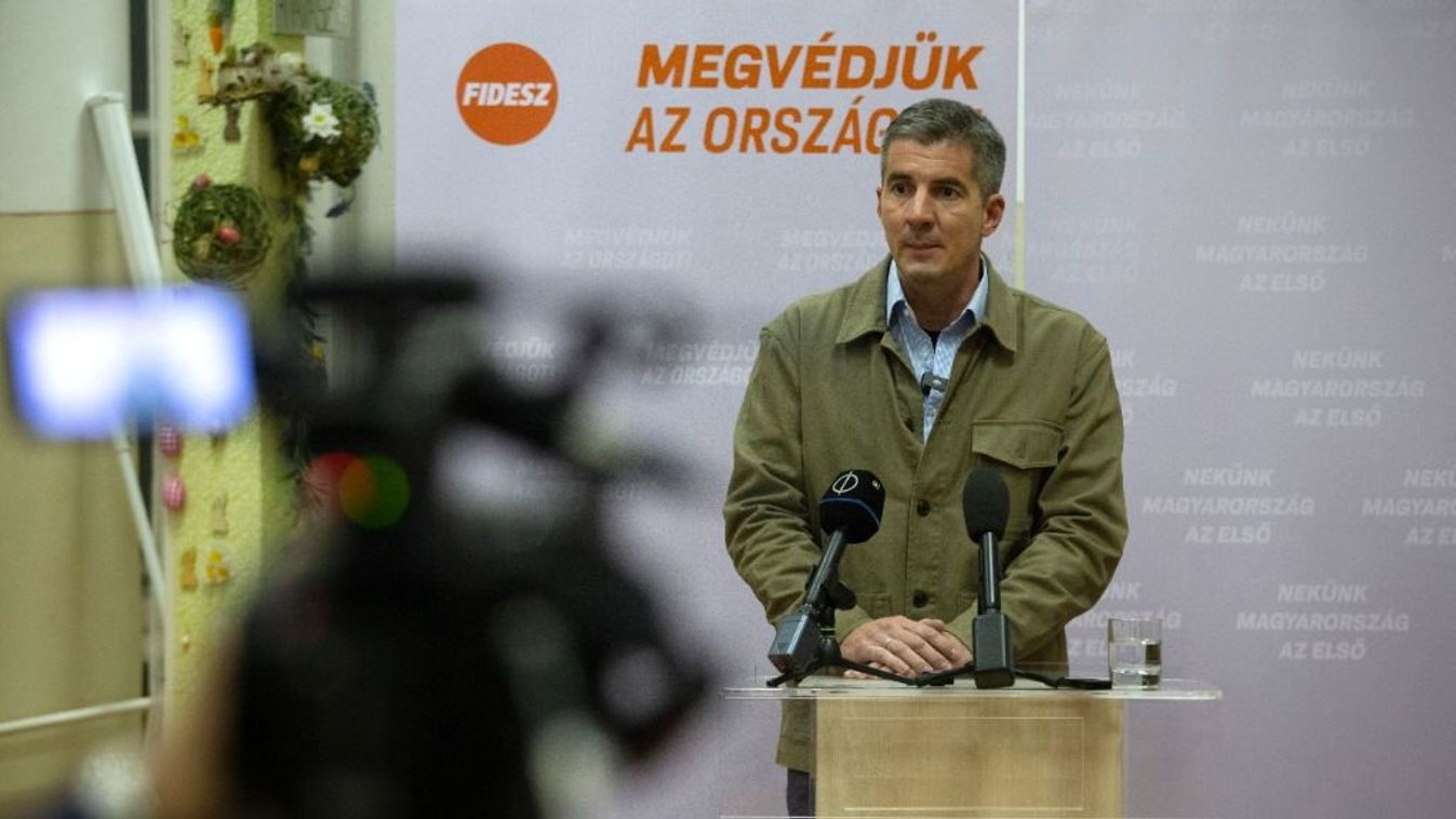 Kocsis Máté, a Fidesz parlamenti frakcióvezetője sajtótájékoztatót tart a Fidesz és a KDNP országjárása keretében tartott kecskeméti lakossági fórum előtt (Fotó: MTI/Bús Csaba)