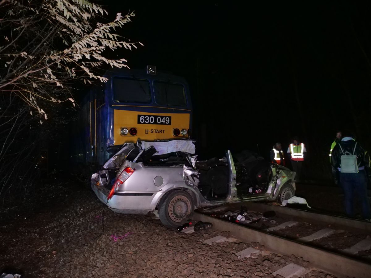 Szentmártonkáta, 2025. november 5.
Összeroncsolódott személyautó, miután összeütközött egy intercity vonattal Szentmártonkátán, a Vasútsoron lévő vasúti átjárónál 2025. november 5-én. Az előző nap este történt balesetben a járműben utazó hat ember közül öten életüket vesztették.
MTI/Mihádák Zoltán