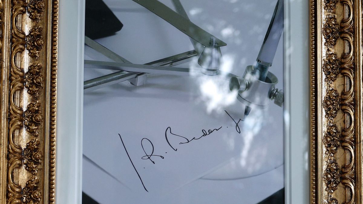 WASHINGTON, DC - SEPTEMBER 26: U.S. President Joe Biden's signature and an autopen are seen along the "The Presidential Walk of Fame" on the wall of the colonnade outside of the Oval Office at the White House on September 26, 2025 in Washington, DC. Under pressure from Trump, the DOJ indicted Former FBI Director James Comey on counts of making false statements and obstruction of a congressional proceeding related to the September 2020 Russia investigation.   Kevin Dietsch/Getty Images/AFP (Photo by Kevin Dietsch / GETTY IMAGES NORTH AMERICA / Getty Images via AFP) Donald Trump