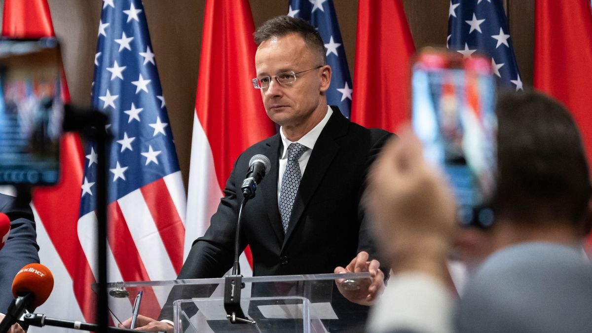 Szijjártó Péter külgazdasági- és külügyminiszter a washingtoni sajtótájékoztatón Forrás: MTI