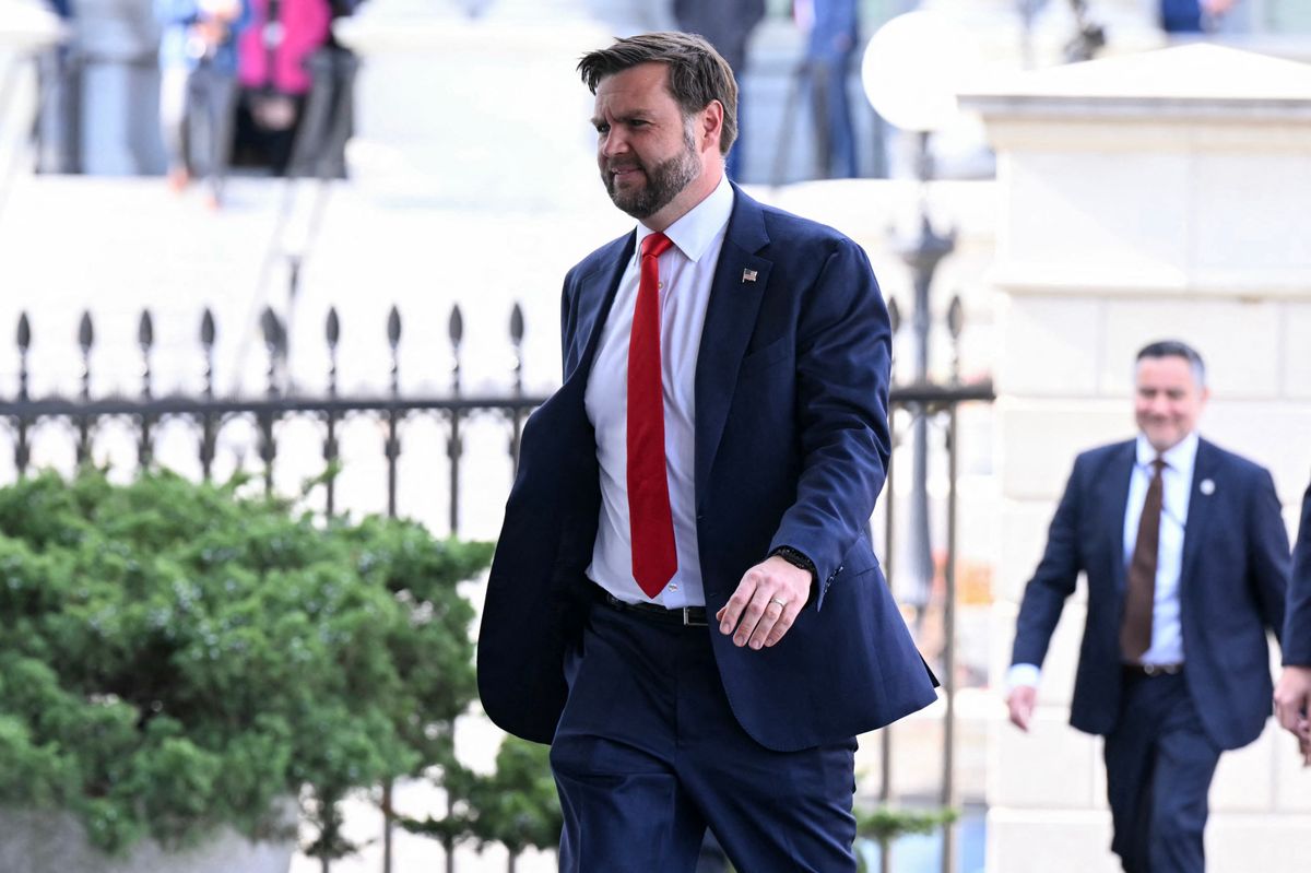 J. D Vance a Fehér Ház nyugati szárnyához sétál