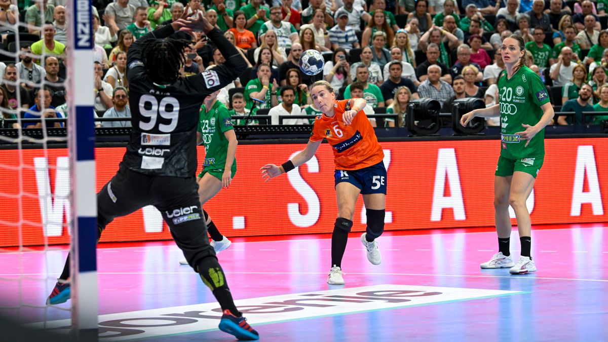 Budapest, 2025. június 1.
Hatadou Sako kapus (b) és Kristina Jörgensen (j), a Győr, valamint Malin Larsen Aune, az Odense játékosa (k) a női kézilabda Bajnokok Ligája döntőjében játszott Győri Audi ETO KC - Odense HB mérkőzésen az MVM Dome-ban 2025. június 1-jén. A Győr megvédte címét és hetedszer nyerte meg a női kézilabda Bajnokok Ligáját, miután 29-27-re legyőzte a dán csapatot.
MTI/Purger Tamás