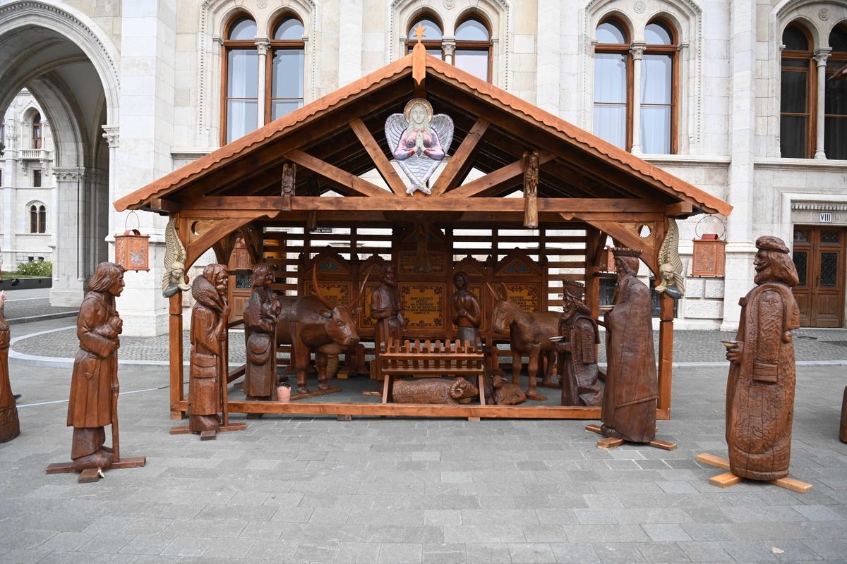 Budapest, 2022. november 27.
A nemzet betleheme az ünnepélyes átadás előtt a Kossuth téren, az Országház előtt 2022. november 27-én.
MTI/Máthé Zoltán