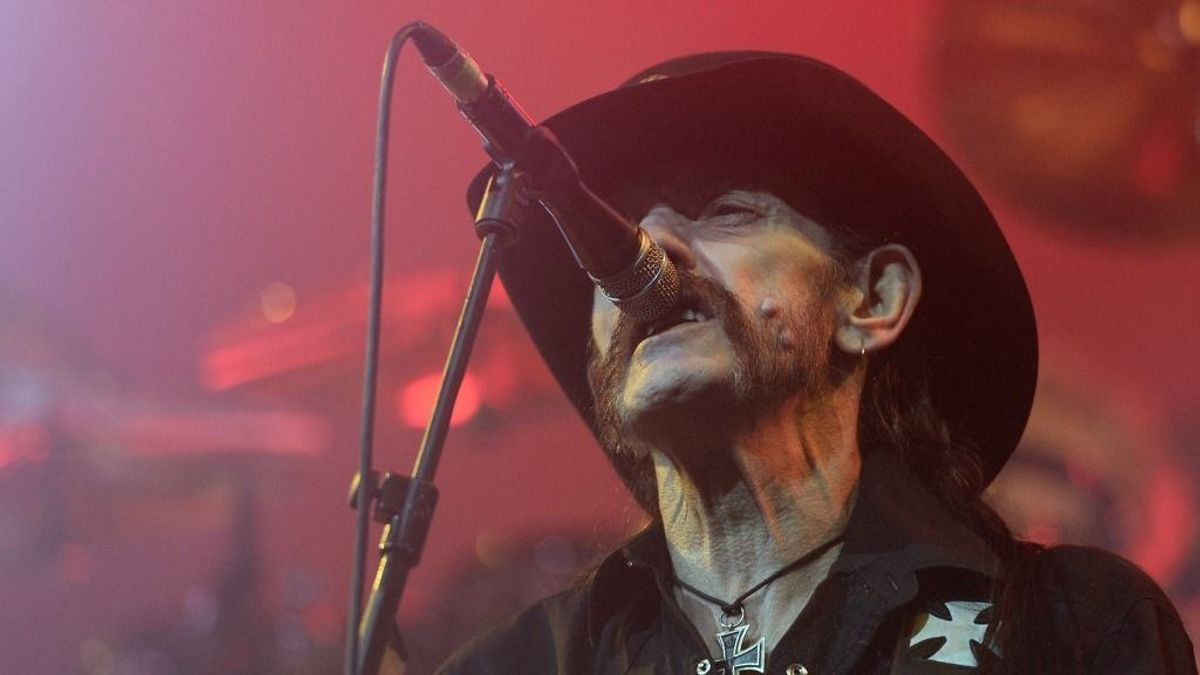 Lemmy egyszer annyira bepöccent, hogy sajtburgerrel vágta haza a kétmillió dolláros keverőpultot