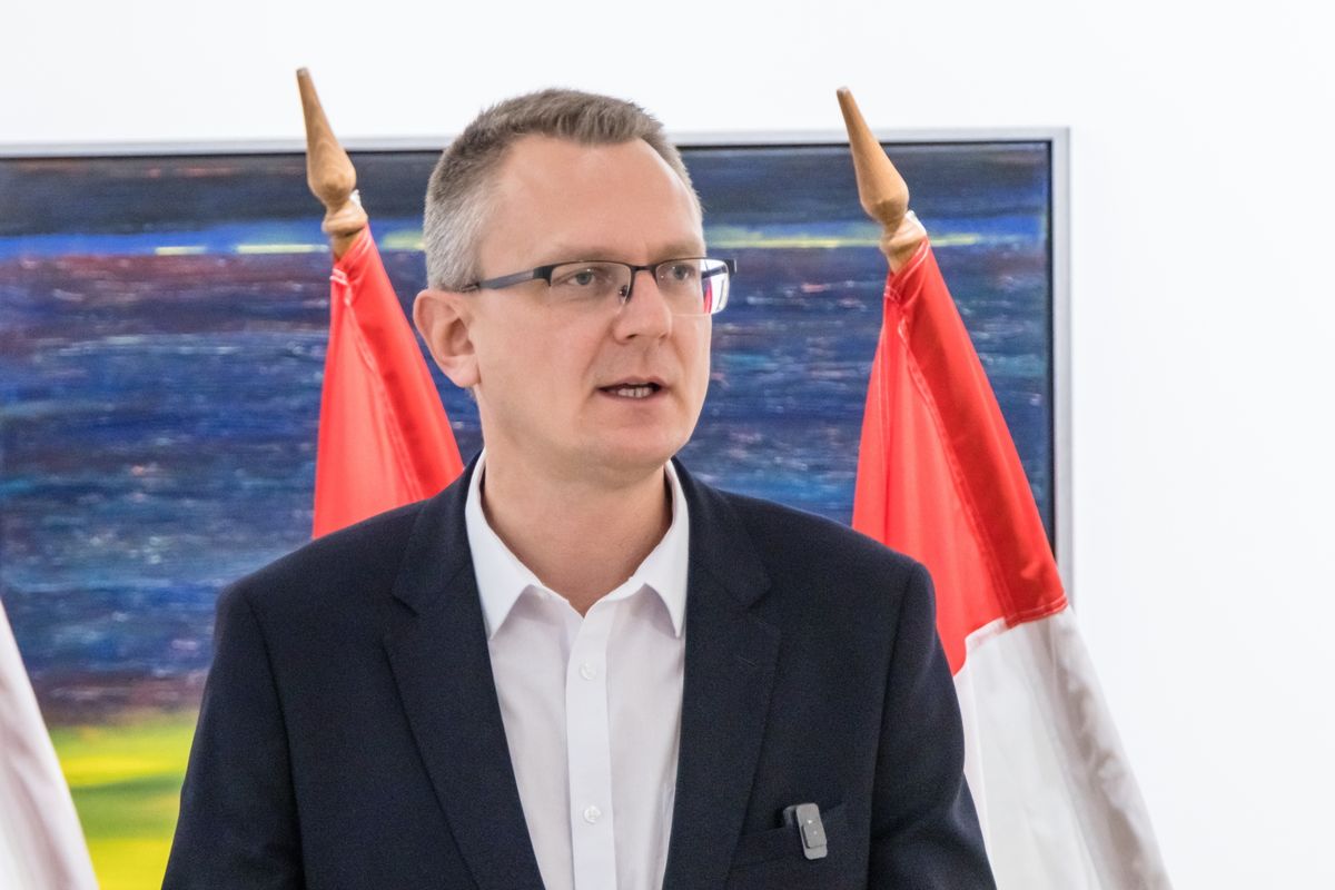 Nagyatád, 2025. november 10.
Rétvári Bence, a Belügyminisztérium parlamenti államtitkára a Fidesz és a KDNP országjárása keretében tartott lakossági fórum előtt tartott sajtótájékoztatón Nagyatádon, a T25 Művészeti Galéria és Közösségi Házban 2025. november 10-én.
MTI/Katona Tibor