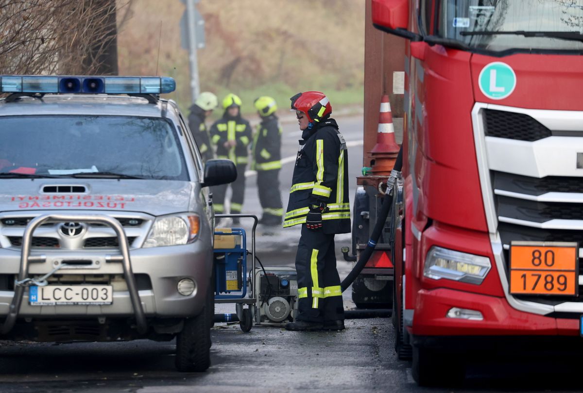 Miskolc, 2025. november 19.
Tűzoltók dolgoznak Miskolcon, a Repülőtéri úton, ahol vasúti híd alá szorult egy sósavat szállító kamion 2025. november 19-én.
MTI/Vajda János