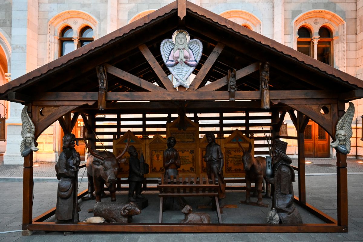 Budapest, 2025. november 30.
A Kisgyőrből érkezett, karácsonyt szimbolizáló betlehemi jászol, a Szent Családot megjelenítő, fából faragott, ember nagyságú figuráival az ország karácsonyfája mellett a Kossuth Lajos téren 2025. november 30-án.
MTI/Hegedüs Róbert