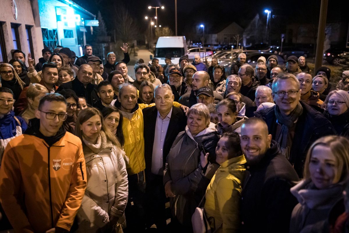 Vácrátót, 2025. november 19.
A Miniszterelnöki Kommunikációs Főosztály által közreadott képen Orbán Viktor miniszterelnök (k) a kormánypártok Mondjunk nemet a háborús tervekre! címmel meghirdetett aláírásgyűjtésén Vácrátóton 2025. november 19-én. Jobbról Rétvári Bence, a Belügyminisztérium parlamenti államtitkára, a térség KDNP-s országgyűlési képviselője.
MTI/Miniszterelnöki Kommunikációs Főosztály/Kaiser Ákos