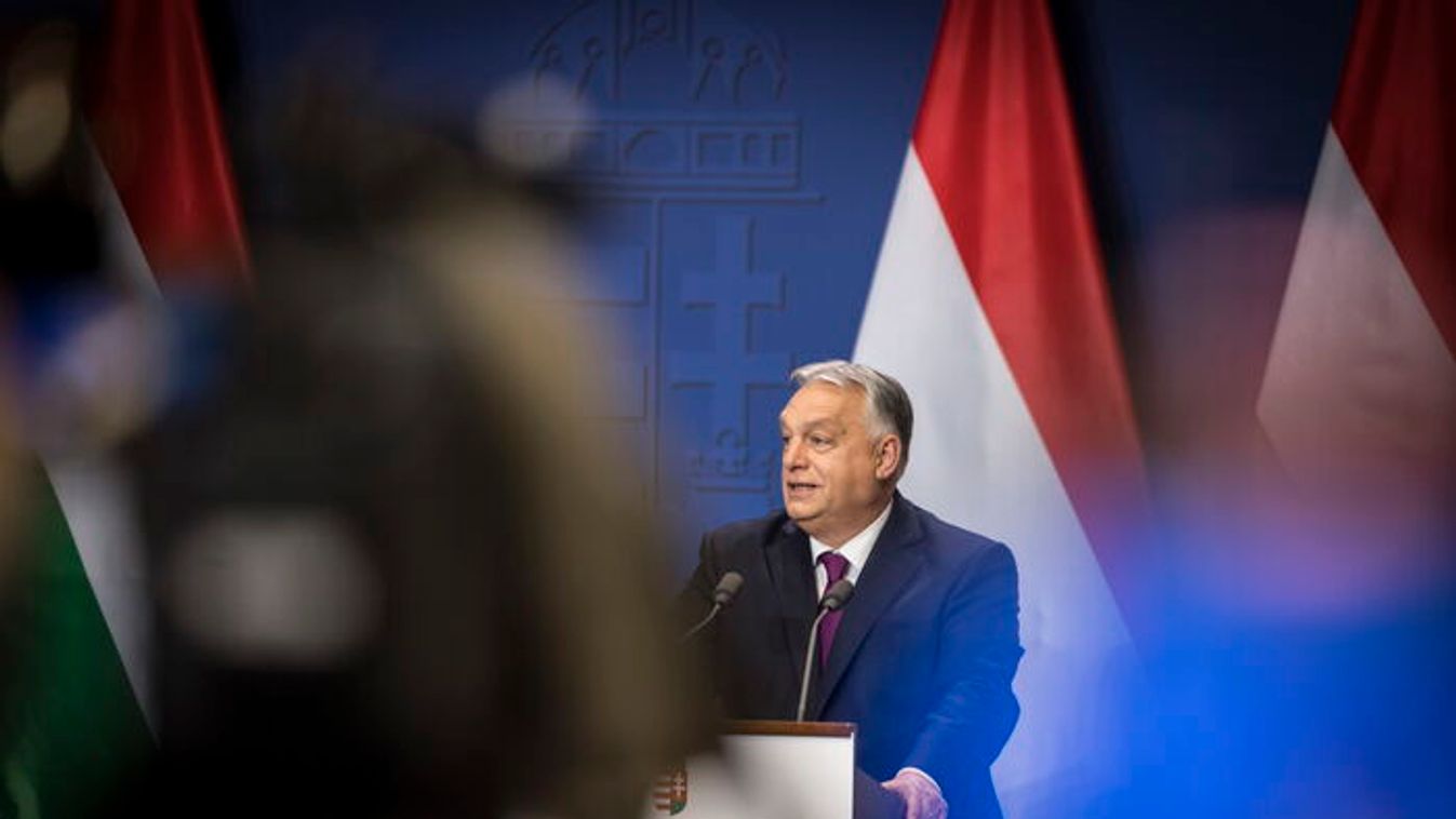 Prime Minister Viktor Orban makes a press statement with Elek Nagy, President of the Hungarian Chamber of Commerce and Industry, at the Carmelite Monastery on November 17, 2025 (Photo: MTI/Hungarian PM's General Department of Communication/Akos Kaiser)