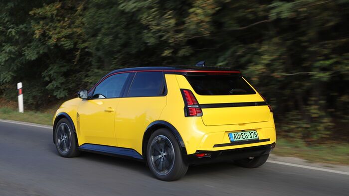 Renault 5 E-Tech és BYD Dolphin Surf összehasonlító teszt