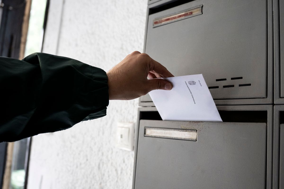 A nemzeti konzultáció kérdőíveit kézbesíti egy postás egy budapesti társasházban (Fotó: Bodnár Boglárka/MTI)