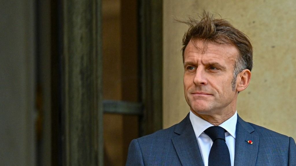 Macron kompromisszumra kényszerül a költségvetés miatt