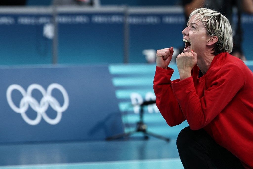 Norway's goalkeeper #16 Katrine Lunde celebrates their victory over France at the end of the women's Gold Medal handball match between Norway and France of the Paris 2024 Olympic Games, at the Pierre-Mauroy stadium in Villeneuve-d'Ascq, northern France, on August 10, 2024. (Photo by Sameer Al-Doumy / AFP)