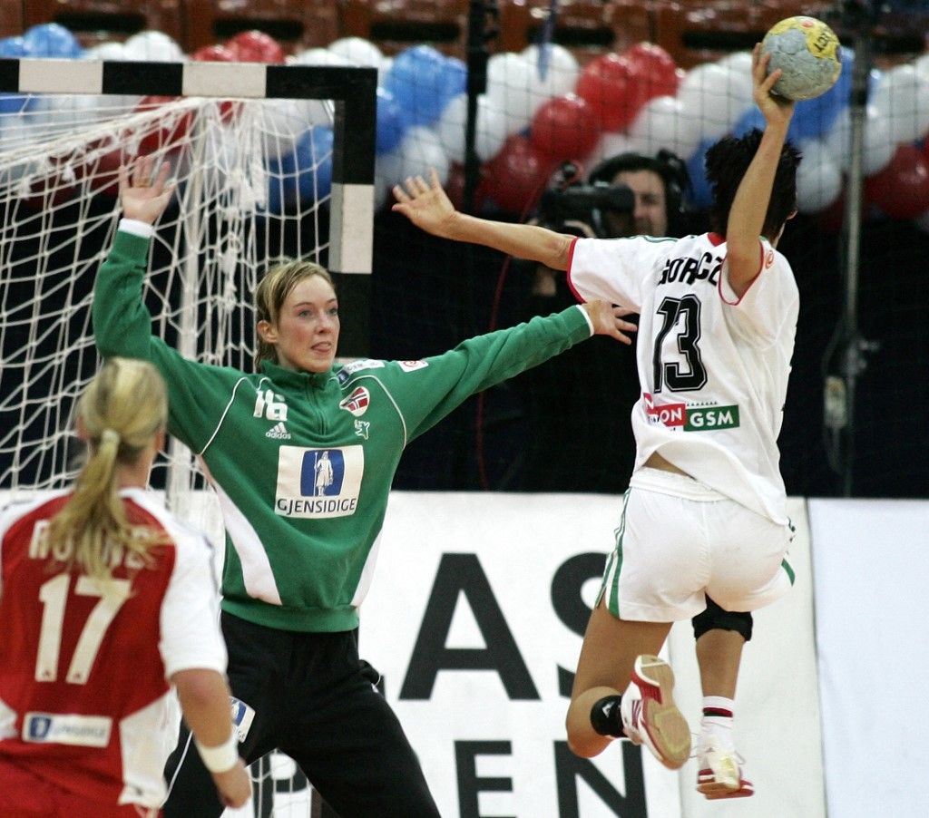 Hungary's Anita Gorbicz (R) scores past Norway goalkeeper Katrine Lunde during women's World Championship preliminary Group B match in Saint Petersburg, 10 December 2005. Hungary won 20-18.  AFP PHOTO / MAXIM MARMUR (Photo by MAXIM MARMUR / AFP)