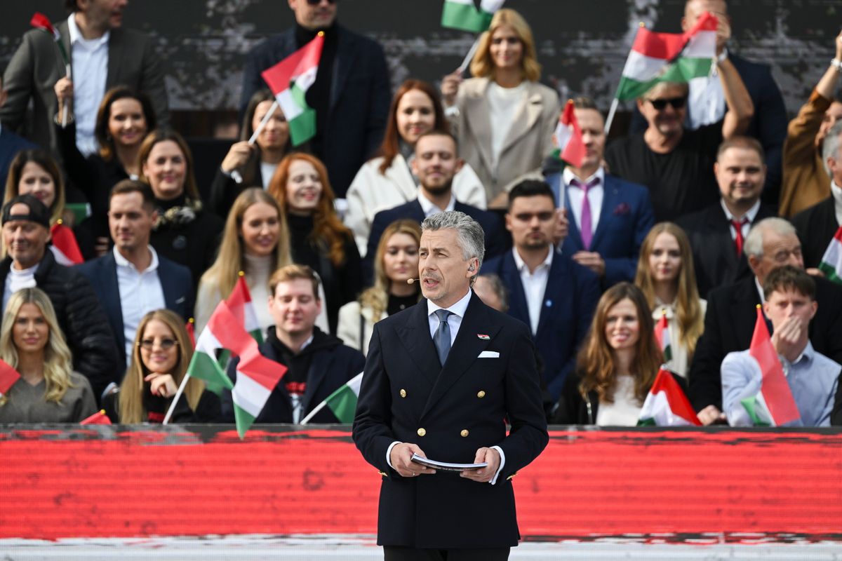 Rákay Philip műsorvezető, moderátor az 1956-os forradalom és szabadságharc 69. évfordulóján rendezett ünnepi megemlékezésen  (Fotó: MTI/Koszticsák Szilárd)