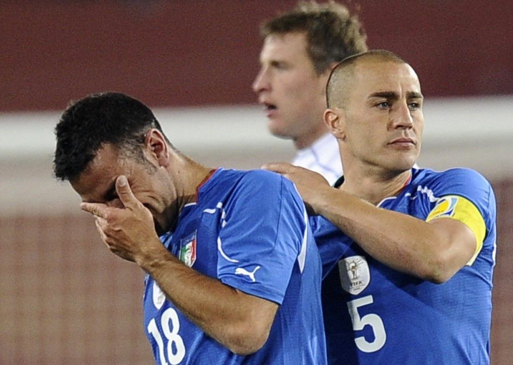 Italy's defender Fabio Cannavaro (R) consoles Italy's striker Fabio Quagliarella after the Group F first round 2010 World Cup football match Italy versus Slovakia on June 24, 2010 at Ellis Park stadium in Johannesburg. Slovakia won the match 3-2. NO PUSH TO MOBILE / MOBILE USE SOLELY WITHIN EDITORIAL ARTICLE - AFP PHOTO / FILIPPO MONTEFORTE (Photo by FILIPPO MONTEFORTE / AFP)