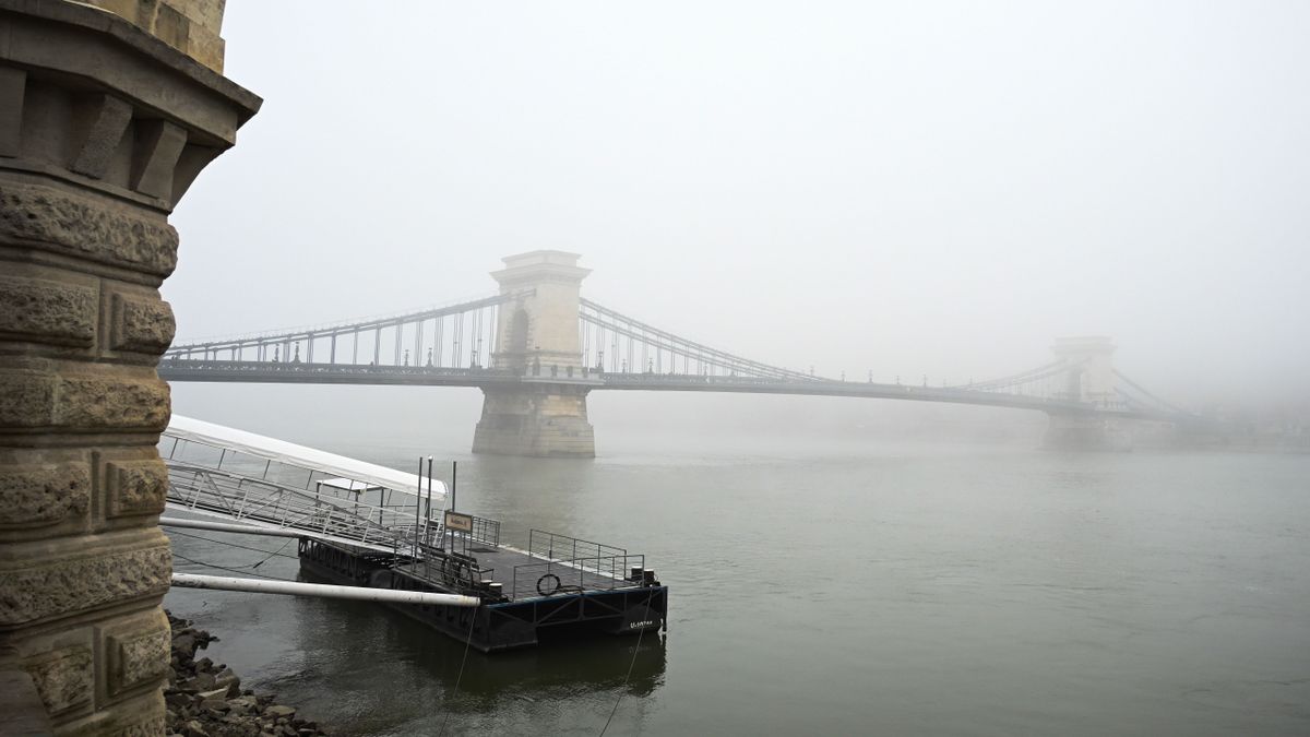 Budapest, 2025. január 2.
A Lánchíd ködös időben 2025. január 2-án.
MTI/Máthé Zoltán, időjárás, köd